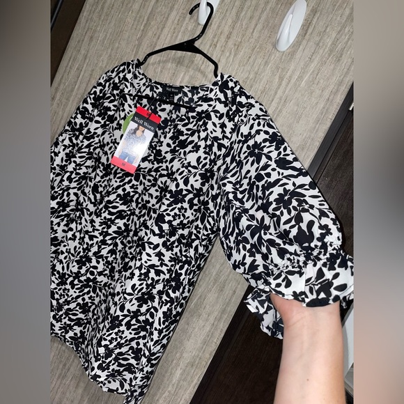 New With Tags Well Worn Brand V Neck Blouse Ruffle Balloon Sleeve W/ Elastic Hem - Picture 2 of 7